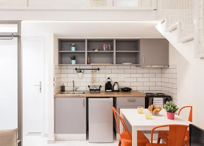 Relax In This Funky Loft Next To Metro!
