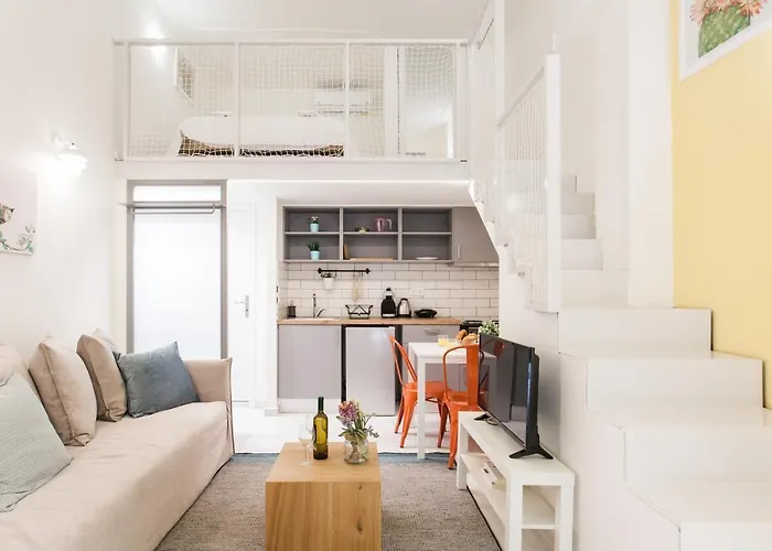 Relax In This Funky Loft Next To Metro!