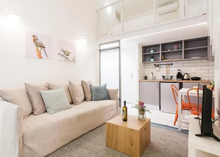Relax In This Funky Loft Next To Metro!