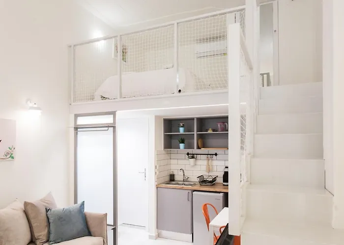 Relax In This Funky Loft Next To Metro!